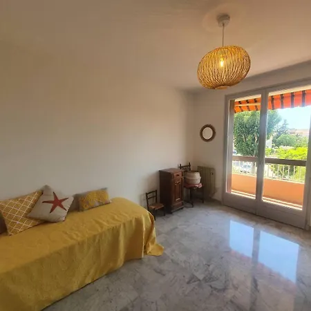 2 Avec Grand Balcon A Deux Pas Du Port De Sanary Et De La Appartamento