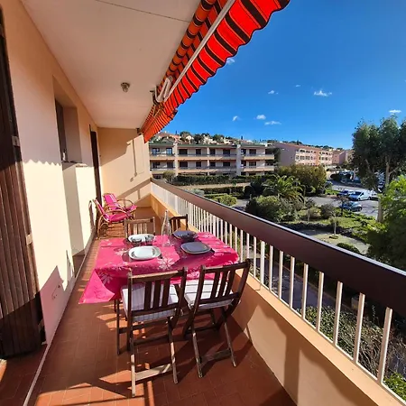 Appartement 2 Avec Grand Balcon A Deux Pas Du Port De Sanary Et De La